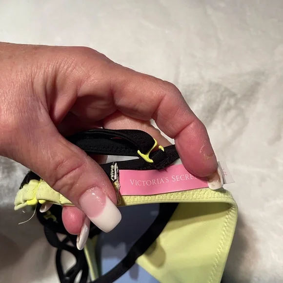 Victoria’s Secret 32C - Picture 7 of 7